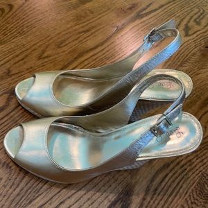 lily Pulitzer size 9 gold and cork wedge sandals